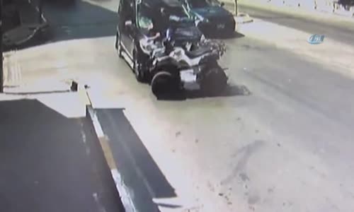 ATV Sürücüsünün Yola Fırlaması Kamerada
