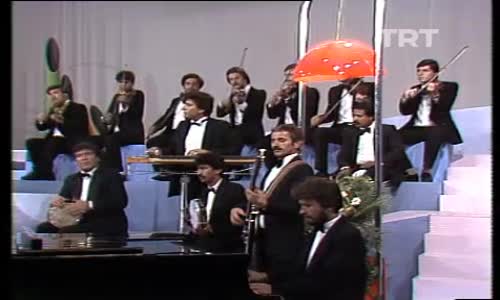 Emel Sayın-Bir Sevgi İstiyorum izle