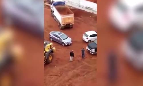 Borcu İçin Aracına El Konulan İşçinin Kepçe İle İntikamı