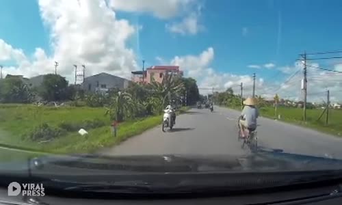 Kaza Atlatmasına Rağmen İstifini Bozmayan Bisikletli