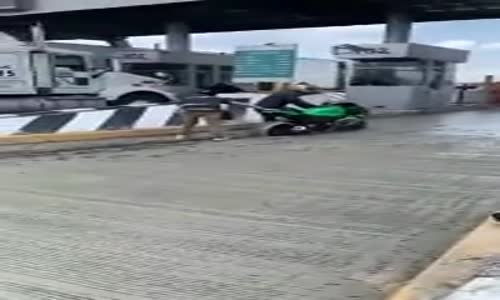 Gişeden Ücretsiz Geçmeye Çalışan Motosikletlinin Çimentoya Saplanması 