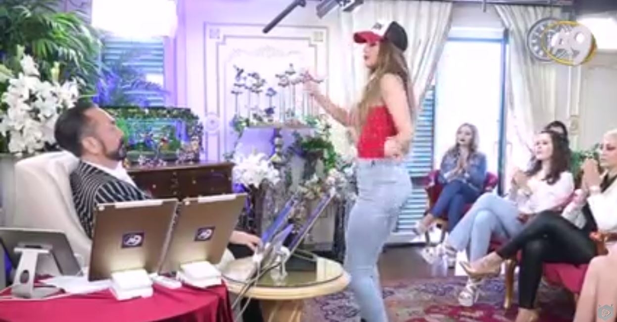 Şapkalı Kedicik Tuba Dans Ediyor