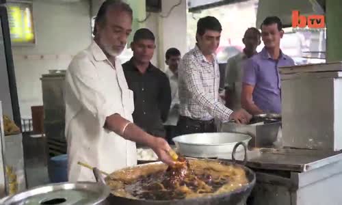 Kızgın Yağa Elini Sokan Adam