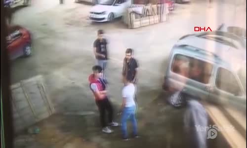 Tartıştığı Gençlere Döner Bıçağıyla Saldırdı