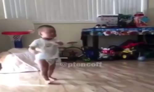 Güç Gösterisi Yapan Çocuk