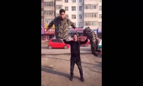 Adamı İkiye Bölme Numarasının Hilesini Gösteren Çinliler