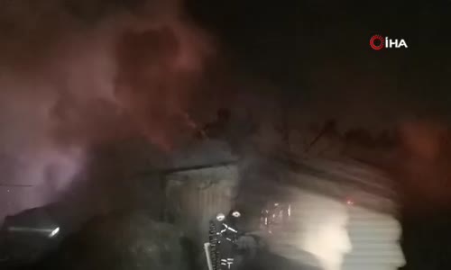 Geri dönüşüm deposu alev alev yandı 