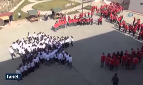 Manisalı Öğrencilerden Ay Yıldızlı Koreografi