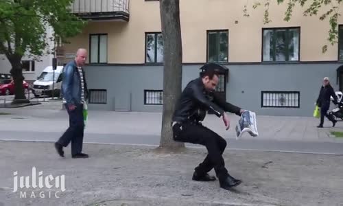 Görünmez Sandalye Numarası İle İnsanları Trolleyen Adam