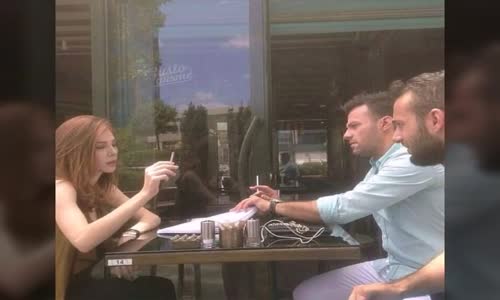 Elçin Sangu Arkadaşlarıyla Konuşurken Elinde Sigarayla Yakalandı