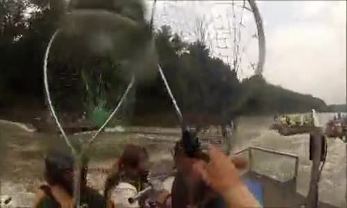 Sudan Sıçrayan Balık Adamın Yüzüne Çarptı 