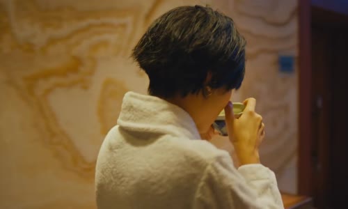 Tuba Büyüküstün'den Havuzda Nefes Kesen Anlar!