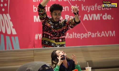 Tanımadığı İnsanların İçeceklerine Salça Olmak