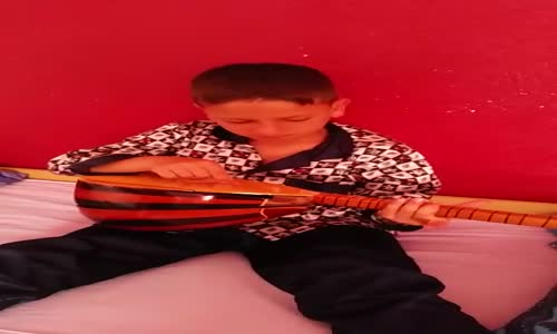 Saz ile ispanyolca sarki söylenirse ne olur :))