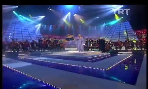 Emel Sayın-Uzun İnce Bir Yoldayım izle