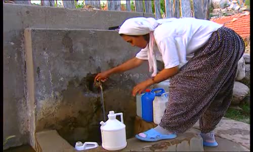 Evde Kalmış Kızlar Köyü