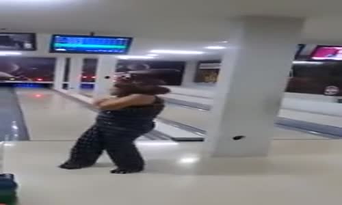 Bowling Topunu Düşmanına Atar Gibi Atan Kadın