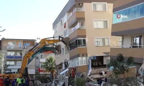 Enkazdan çıkan dram- Ölen torununun elini 14 saat bırakmadı