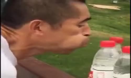 Üfleyerek Şişe Devirme Rekoru İçin Çalışan Adam