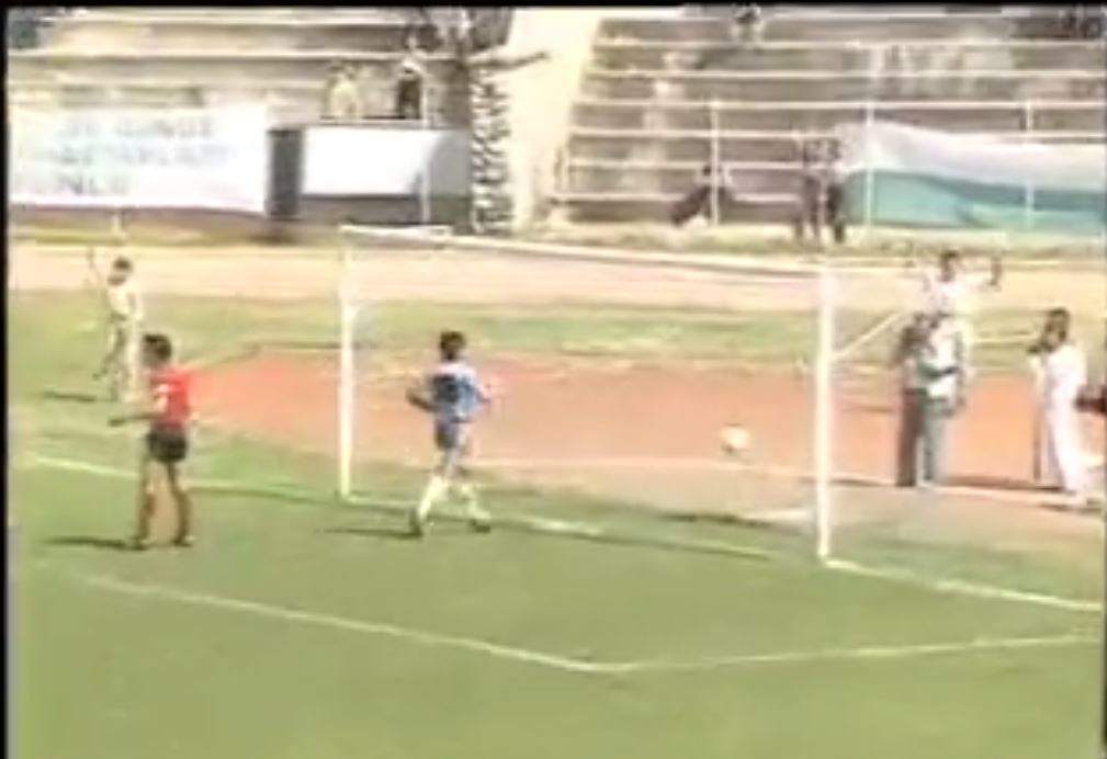 1985-1986 Sezonu Bursaspor-Eskişehirspor Maç Özeti İzle