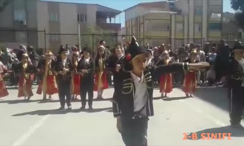 2-B Sınıfı, Hakkı ve Arkadaşlarının Folklor Gösterisi