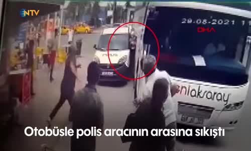 Otobüsle polis aracının arasına sıkıştı