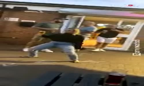 Alkolü Fazla Kaçıran Kızın İlginç Dansı 