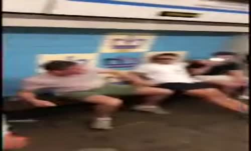 Metro İstasyonunda Hayali Masa Tenisi Oynayan Gençler