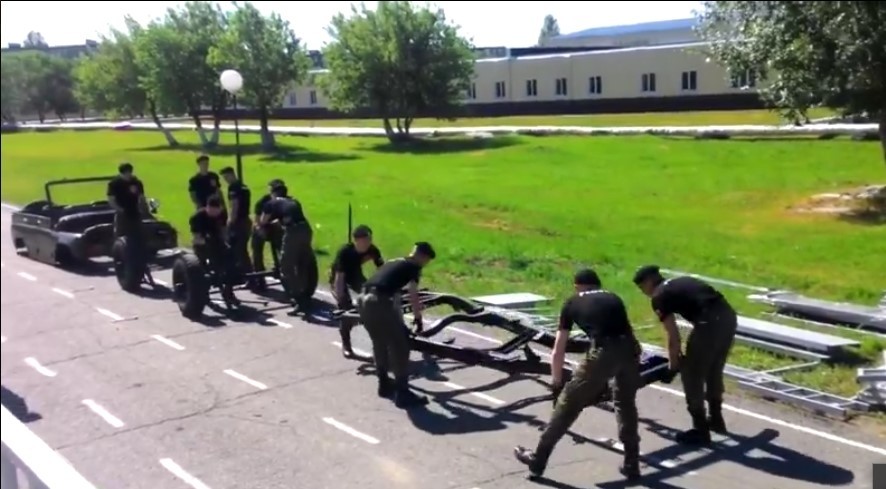 Harbiyeliler Silah yerine Aracı Sökerseler...