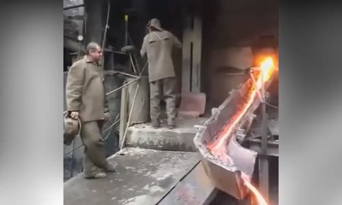 Kızgın Çeliği Çıplak Elle Tokatlayan Rus