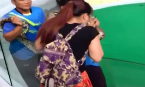 Yılanı Öpmek İsterken Burnunu Kaptıran Kadın