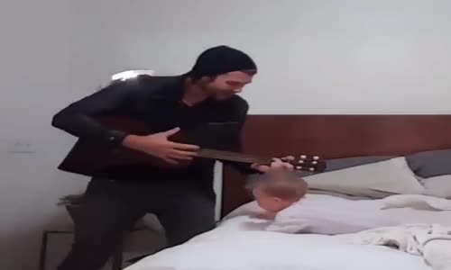 Babasının Müziği İle Coşan Minik 