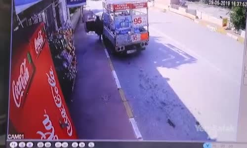 El Frenini Çekmediği Kamyonetin Peşinden Böyle Koştu