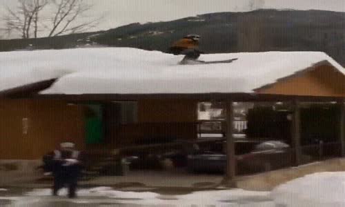Çatıdan Çatıya Kar Üstünde Kayan Sportmen Erkek