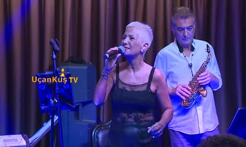 Jale Sahnede Dinleyenleri Büyüledi