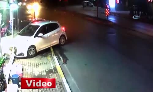 İki Aracın Kafa Kafaya Çarpışması Kamerada 