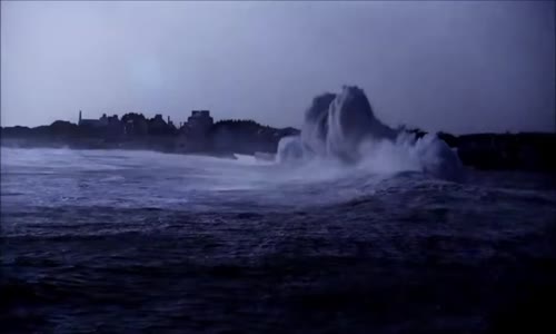 Muhteşem Görüntüler! Dalgalı Denizde Kaptan