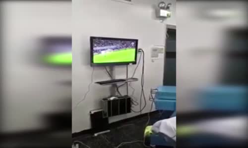 Ameliyat Sırasında Futbol Maçı İzleyen Doktorlar!