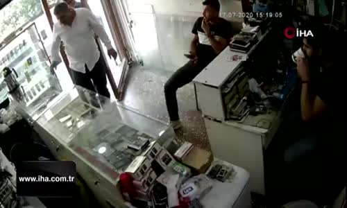 Önce telefonları incelediler, ardından esnafa saldırdılar 