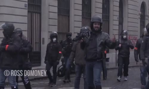 Paris’teki eylemler sırasında, tanıdık çıkan polis ve protestocunun selamlaştığı anlar