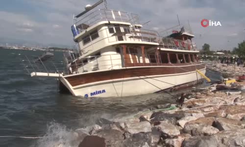 İzmir’de şiddetli rüzgar tekneyi devirdi 