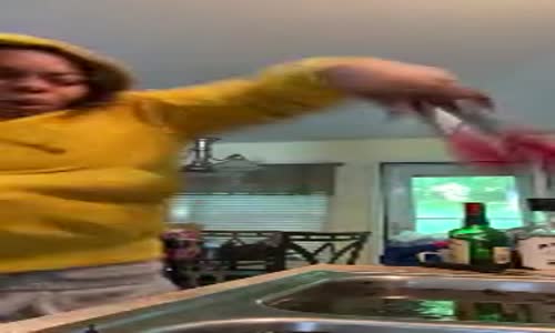 Akşam Yemeği İçin Kerevit Seçtiğine Pişman Olan Kız 