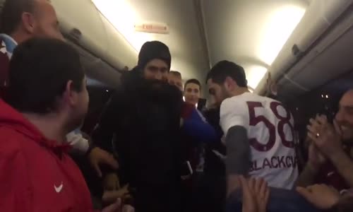 Olcay Şahan'a Trabzonsporlu Taraftarlardan Uçakta Sürpriz