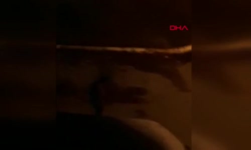 Genç Adamın Kimlik İsteyen Polisin Önünde Dans Etmesi