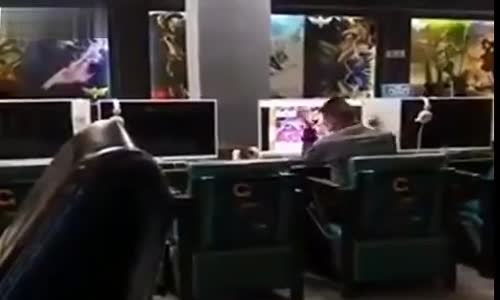 Oyun Bağımlısı Olduğu İçin Kendini Tokatlayan Genç