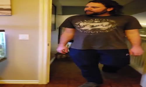 Evdeki Akvaryumda Yüzen Çocuk 