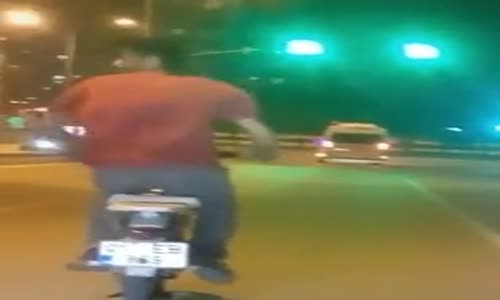 Motosiklet Kullanırken Kıvıran Adanalı Genç 