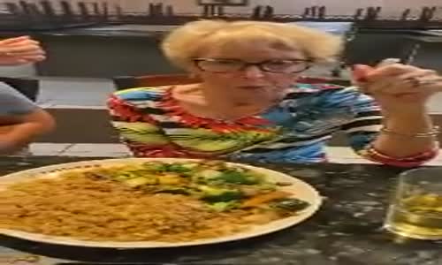 Kendisine Yapılan Şakayla Acayip Keyiflenen Teyze 