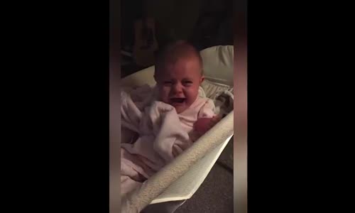 Kamerayı Görünce Ağlamayı Bırakıp Gülmeye Başlayan Sevimli Bebek 