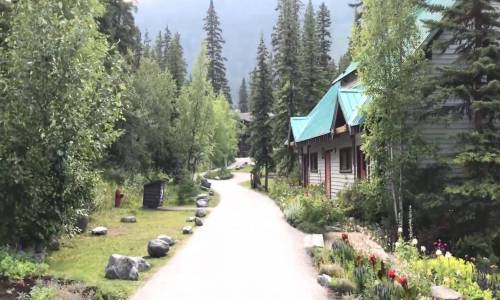 Bob Ross'un Çizimlerini Hatırlatan Manzara Görüntüsü